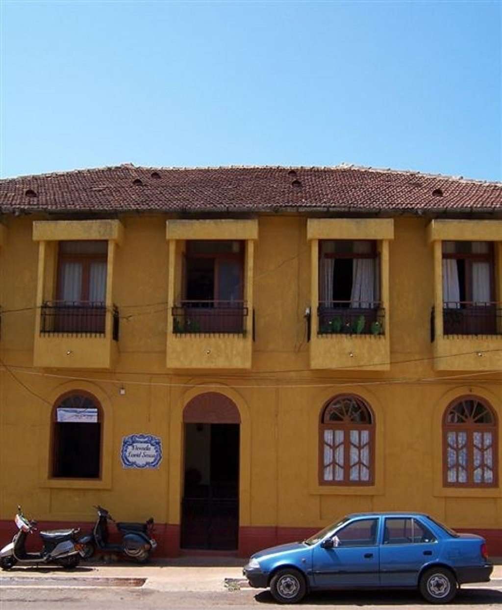 A portuguese hourse in Fountainhas, painted bright yellow