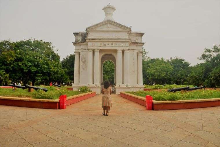 Pondicherry Itinerary - Sinjana looking at the white monument called "Ayi Mandapam" at Bharthi Park