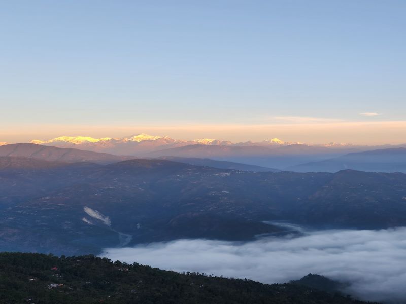 Top 17 Places with the Best Views of Kanchenjunga 13 Expansive views of Kanchenjunga from Delo Hills, Kalimpong, showcasing the hill's panoramic beauty at sunrise