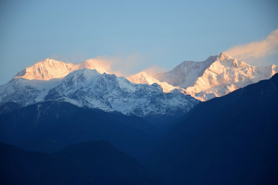 Top 10 Places to visit in India in Summer With Family in 2024 3 Breathtaking views of Kanchenjunga - the world's third highest mountain peak up close from Pelling