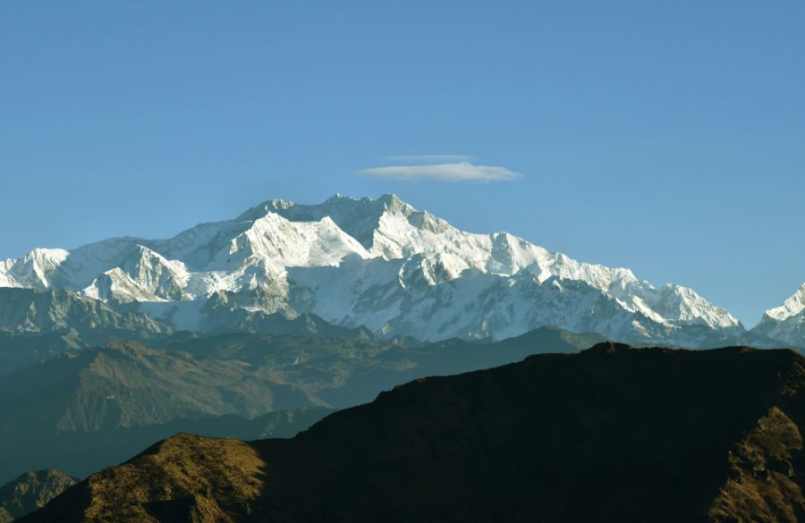 Top 17 Places with the Best Views of Kanchenjunga 17 White snow-covered Kanchenjunga peaks seen up close and gorgeous from Sandakphu.